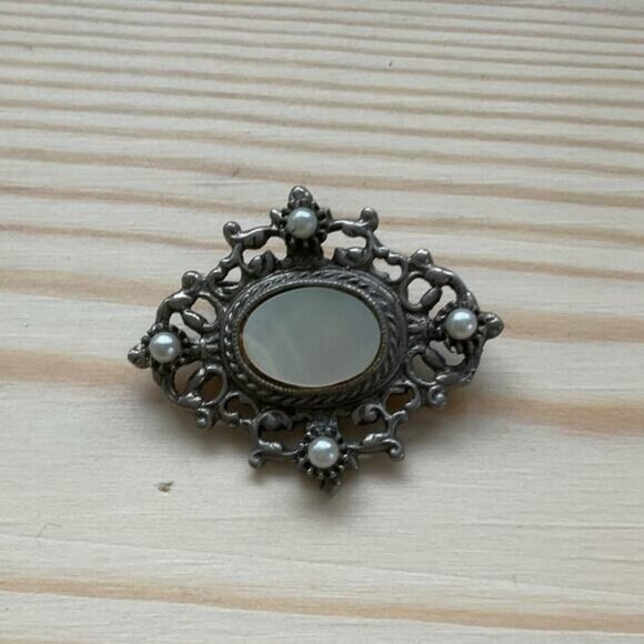Vintage Oval Brooch With Faux Pearls & Mother Of Pearl Accent Silver-Tone Metal - Picture 1 of 4